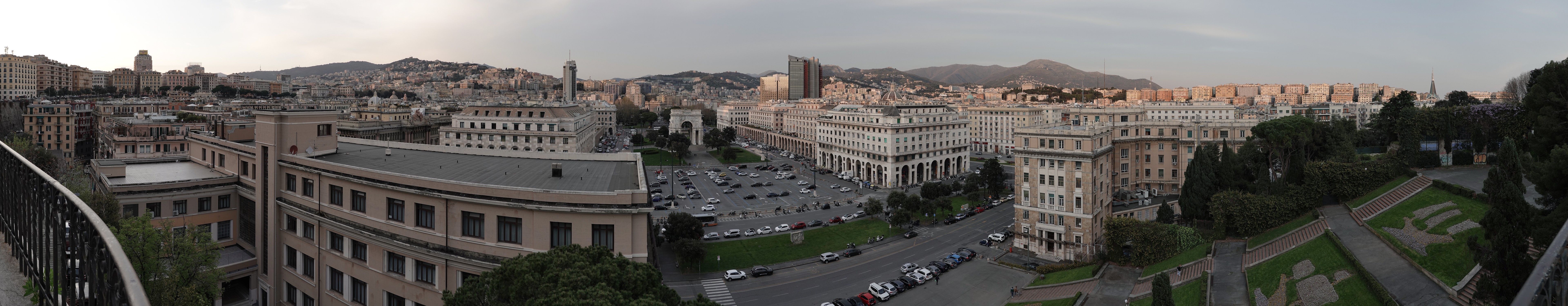 Blick von der Mura delle Cappuccine über Genua