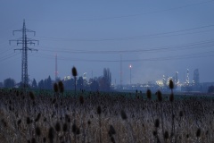 Gunvor-Raffinerie in der blauen Stunde, an einem grauen Tag