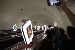 Fahrt von der Straßenebene zu den Bahnsteigen